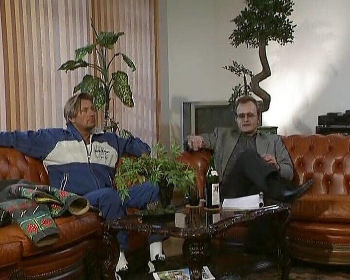 Deutsche Camgirls: La formosa bionda tedesca si allunga i buchi bagnati in...