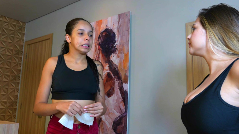 All about pee: lesbiyan pair varchasv aur munh men peshaab aur shirsh laitina...