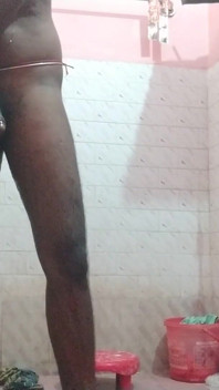 Dis en POV de mes hommes qui regardent pendant que je suis sous la douche torride et je la laisse regarder ma grosse bite noire