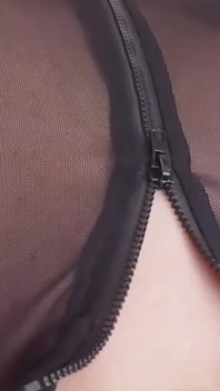 La tuta di nylon perfetta sul mio corpo nudo