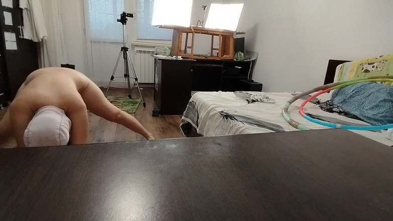Amateur_MS: Sexy vrouw traint naakt thuis. Sexy brunette probeert een panty