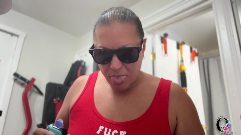 Lady O: Lp-289 fumando enquanto brinca com meus peitos
