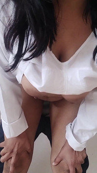 Jururawat menghisap batang doktor di kabin peribadi