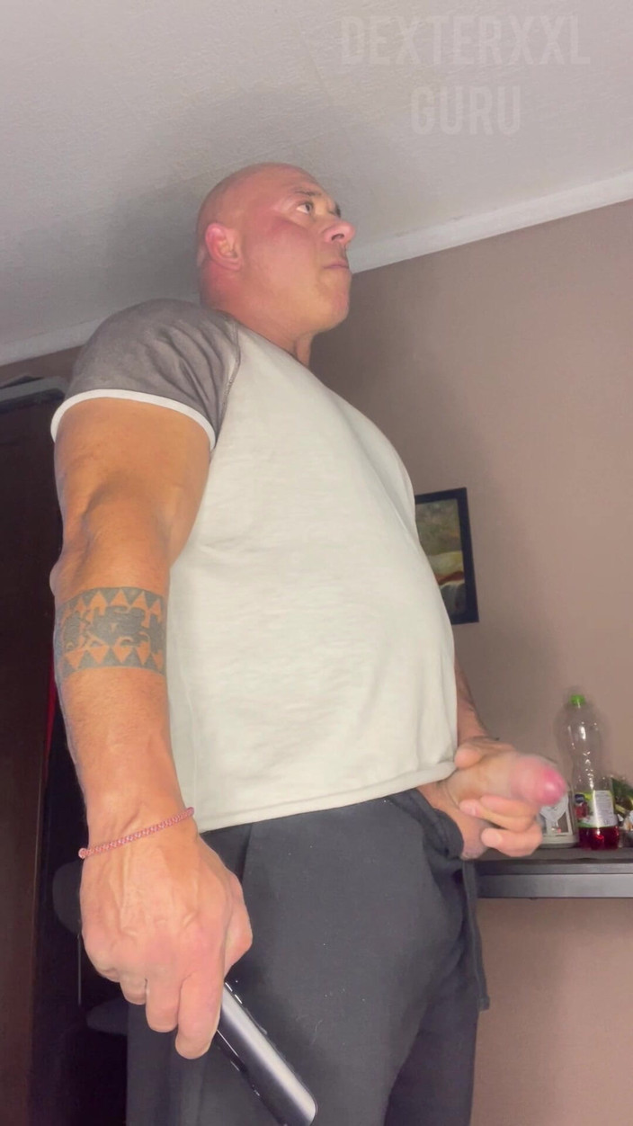 Mr. Guru: Signor guru in piedi sega prima di uscire