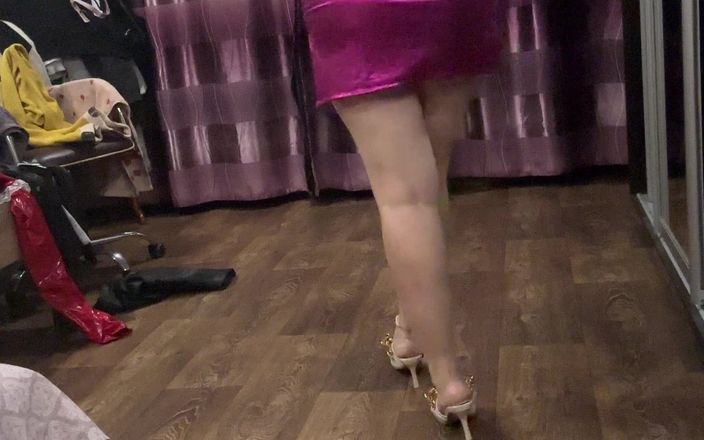 Larisa Cum: Pink Dress Latex and Sandals and I'm Walking XXX