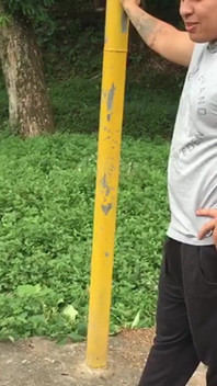 私はかわいいラティーナが運動しているのを見つけ、私は彼女を性交に誘います