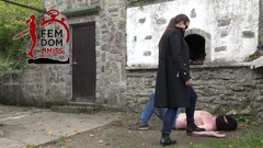 femdomlimits: 奴隷はゴム長靴で激しく踏みつけられた