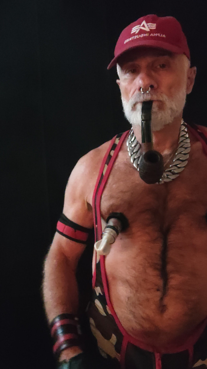 MusclesCigarsFFPig: Ayah tiri merokok pipa dan memompa puting