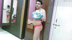Cute & Nude Crossdresser: 甜美的娘娘腔变装者femboy Sweet棒棒糖在海滩连衣裙里，里面有一个裤子。