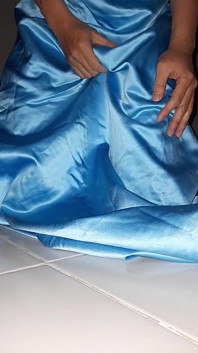 Crossdresser lagi asik masturbasi pakai gaun pengantin satin blue sambil masturbasi