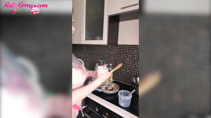 Katty Grray: Rudowłosa studentka uwielbia tańczyć nago w kuchni - solo