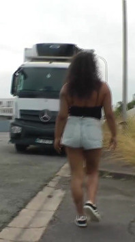 Eu peguei uma garota negra se masturbando e mijando ao ar livre!