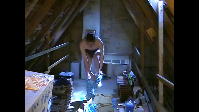 Mark Hannes: Blue Bodysuit Kencing dan Persembahan Tergelincir