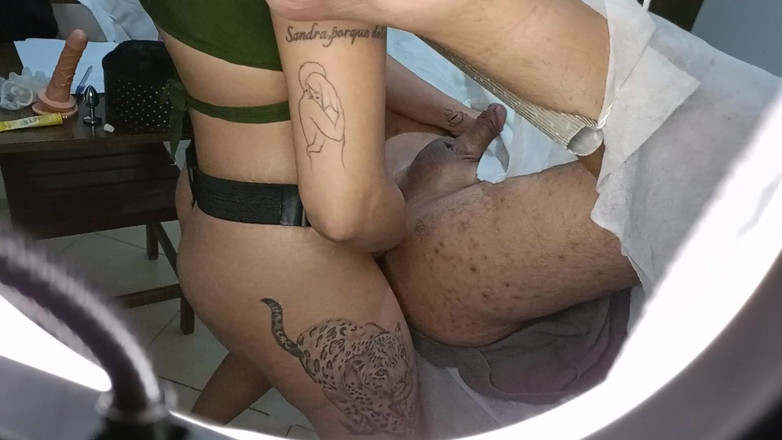 Gabi SweetCouplesStories: Pacient jde na vyšetření prostaty, ale nakonec to skončí straponem...