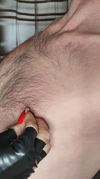 Ušila jsem mu bradavky tak, aby ladily s mými nehty