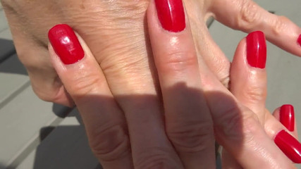 Lady Victoria Valente: Las uñas rojas son tan bonitas - ¡uñas naturales largas!