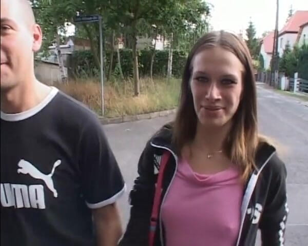 Deutscher hardcore: Krásná hubená německá holka jezdí na velkém čůrákovi jako profesionál