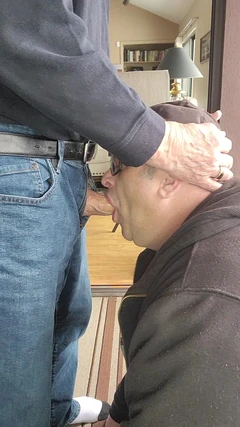 Elle suce Johnny chez lui à Sandusky, Ohio, tour 1. Email Jimthedicksucker sur Yahoo #jimmyflufferporn