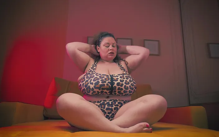 Anna Katz: Very Busty BBW Anna Katz Playing with Her Monster Tits