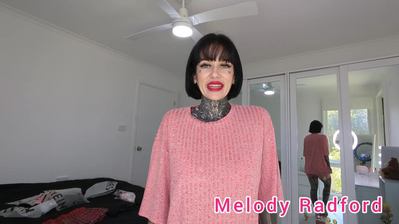 Melody Radford: Kurzer schwarzer und roter dessous-rock anprobe Nahaufnahme melody Radford