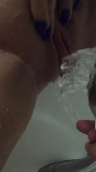 El orgasmo de la milf en la bañera