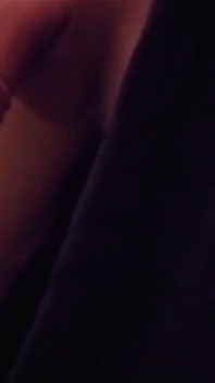 Jon Arteen pisse dehors et dans les toilettes. Compilation de pisse mignonne, mince et sexy avec une bite et des couilles fermes et lisses.