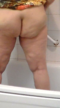 Jen Is Peeing in the Bathtub