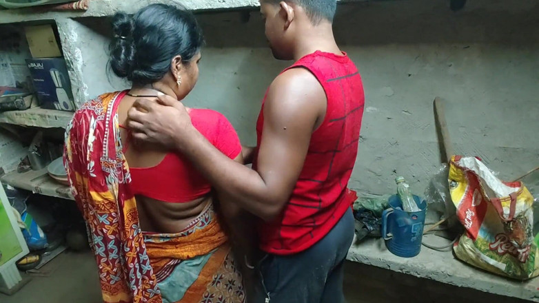 Raju Raju: 혼자 하녀를 보고, 주인은 그녀를 벗기고 그녀를 따먹어. 인도 인도 스타일 색소폰