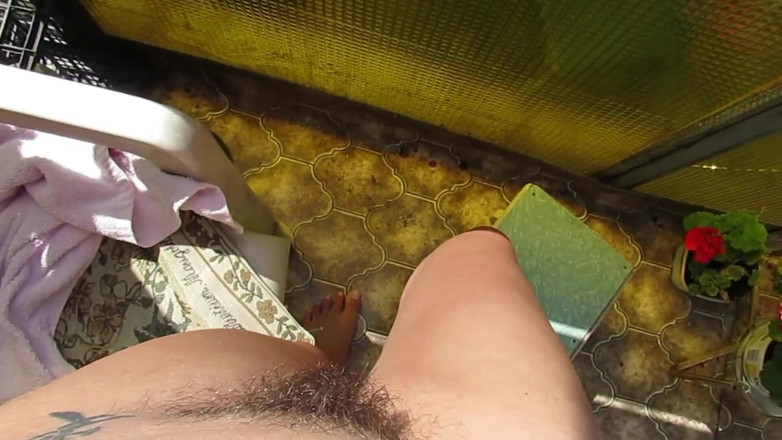 Cuteblonde666: Fumând goală pe balcon și mângâindu-mi pizda păroasă