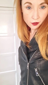 Ellas Vestidas, Él Desnudo, MILF Da Instrucciones De Paja Con Cuenta Regresada