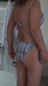 Sulla spiaggia mentre metto un bikini, il figliastro della mia amica si masturba