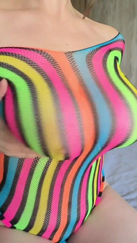 Chica universitaria con tetas grandes le encanta follar