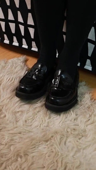 Škádlení nohou na vysoké škole Look: mini sukně, ponožky na kolena a nylonové vrstvy