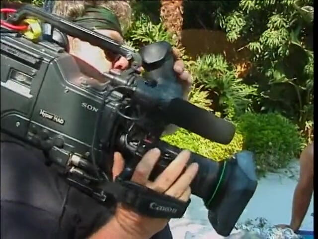 Old Good Porn: Сексуальна блондинка з поголеною кицькою сідає на жорсткий товстий член біля басейну