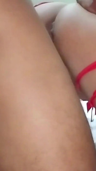 Bos kantorku ngasih aku lingerie seksi dan dia berhasil bikin aku jadi pelacurnya, dan dia ngentot aku habis-habisan.