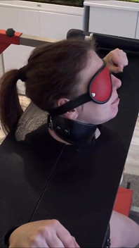 Niewolnica bezbronna w pręgierzu doprowadzona do orgazmu na Sybian, część 2