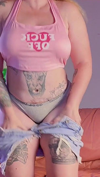 Mi scopo la mia figa pelosa ed il culo con un enorme dildo