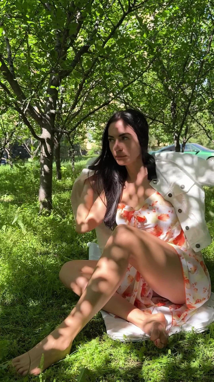 Princess Monica: Venkovní bosé škádlení