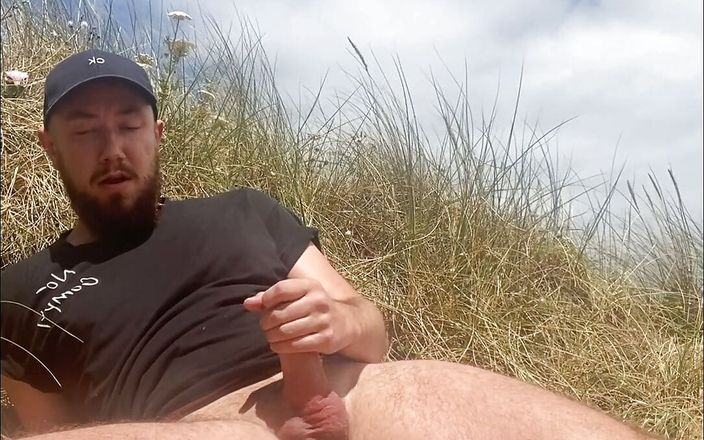 Robs Nudes: Hete geile man met een baard trekt zich af en...