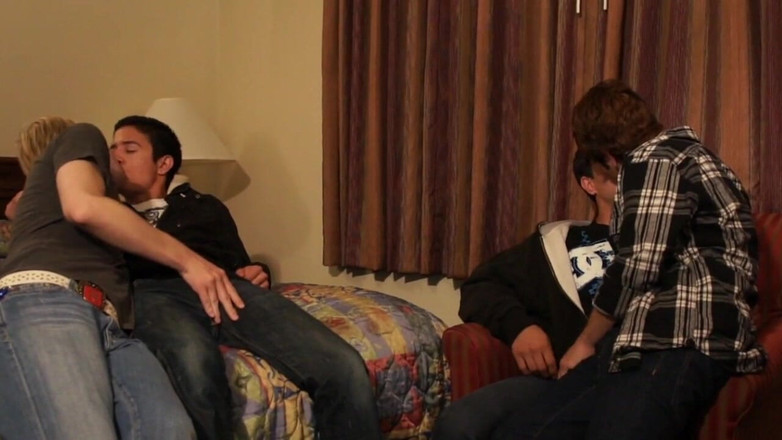 Raw sex with friends from France: 他吸吮着一只大宠物