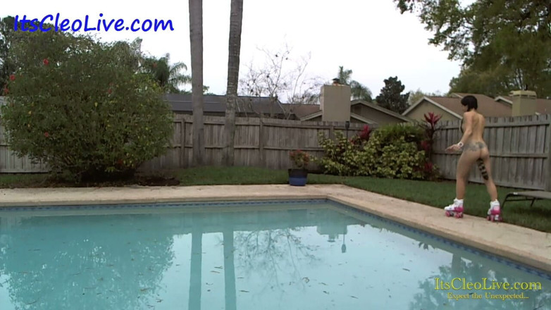 Cleo: Tight Babe Cleo Skates Naked Outside with a Buttplug in...