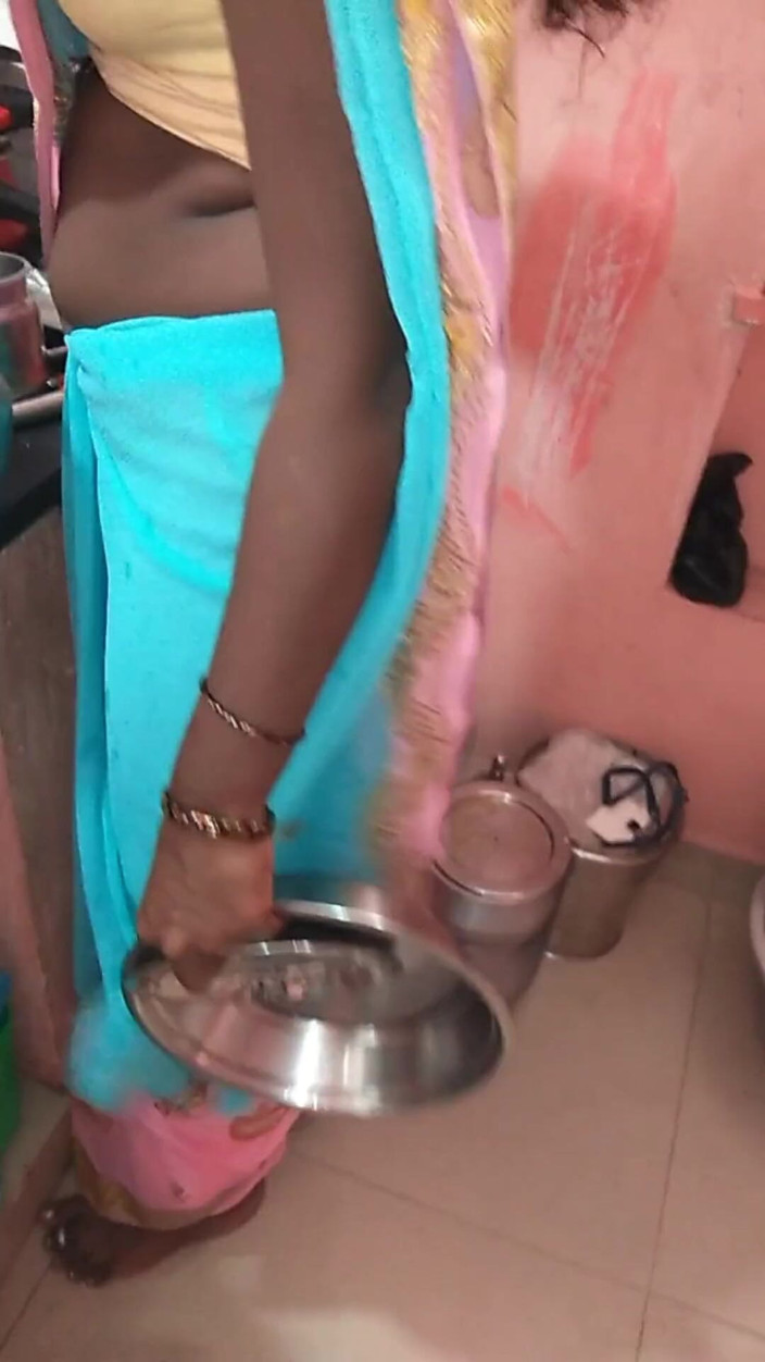 RenuRaj: tamil desi chodne laayak mammi renu ki nooru tel maalish,...