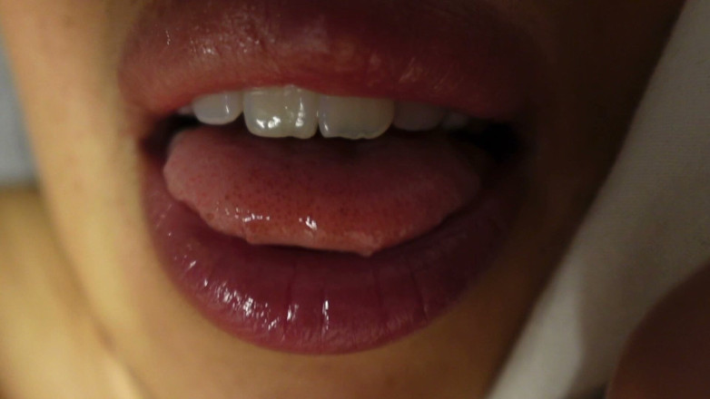 Asmr_mouth: صديقتك الساخنة في سريرك تلعقك