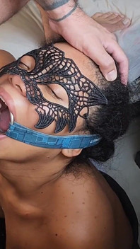 Bondage open mond spider kokhalzen orale fixatie slaaf
