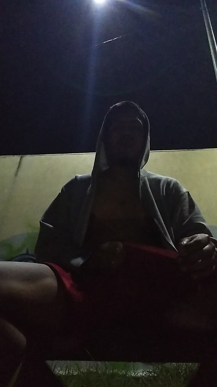 AlexAlejandro13: Geen warme shirtman in Park met alleen trui op gevoel...