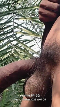 Garoto indiano sexy na casa de fazenda