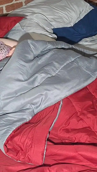 침대에서 벌거벗은 계모를 따먹는 새아빠