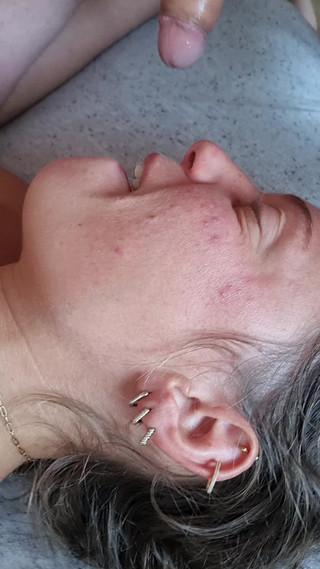 SFHarcerska: Hluboké šukání do krku na hraně postele kouření