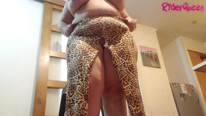 Riderqueen BBW Step Mom Latina Ebony: 继母穿着tigress外衣为大鸡巴跳舞