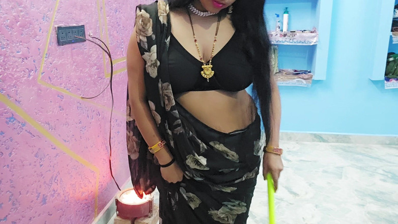 Payal studios: 女仆把扫帚放在阴户里